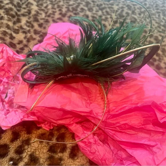 Ladies Fascinator with Green Feather and Jewel Accent - Picture 4 of 5